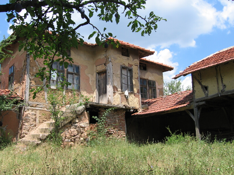 Напуснат селски двор