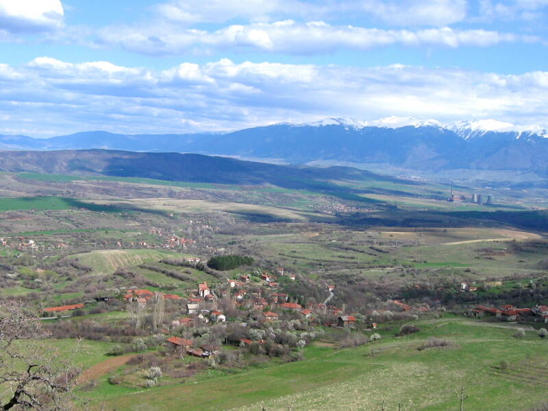 Изглед на Горната махала (на преден план)