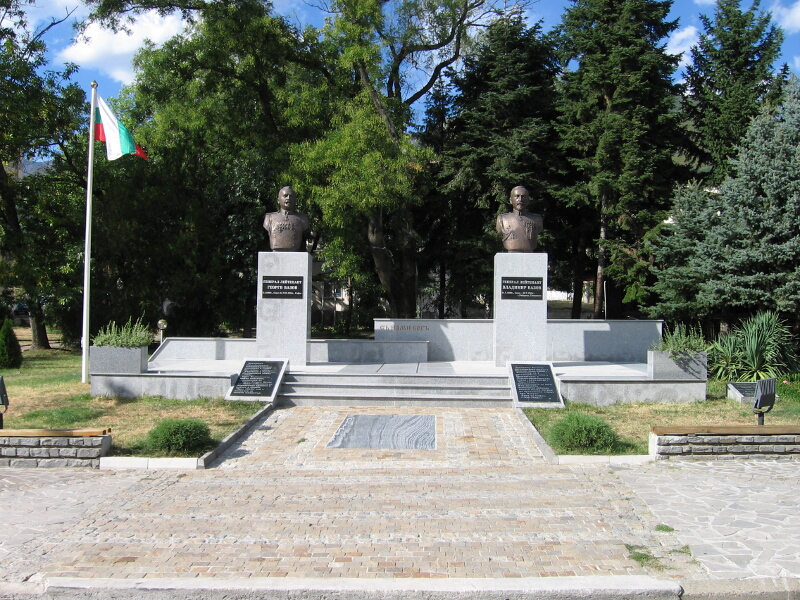 Паметници на братята Георги и Владимир Вазови