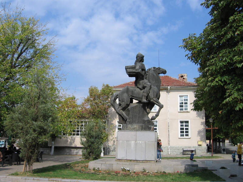 Паметникът на кан Крум в центъра на Крумовград