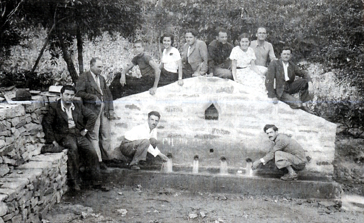 Чешмата в "Ак бунар" през 1938 г. (архив "Попзахариеви")