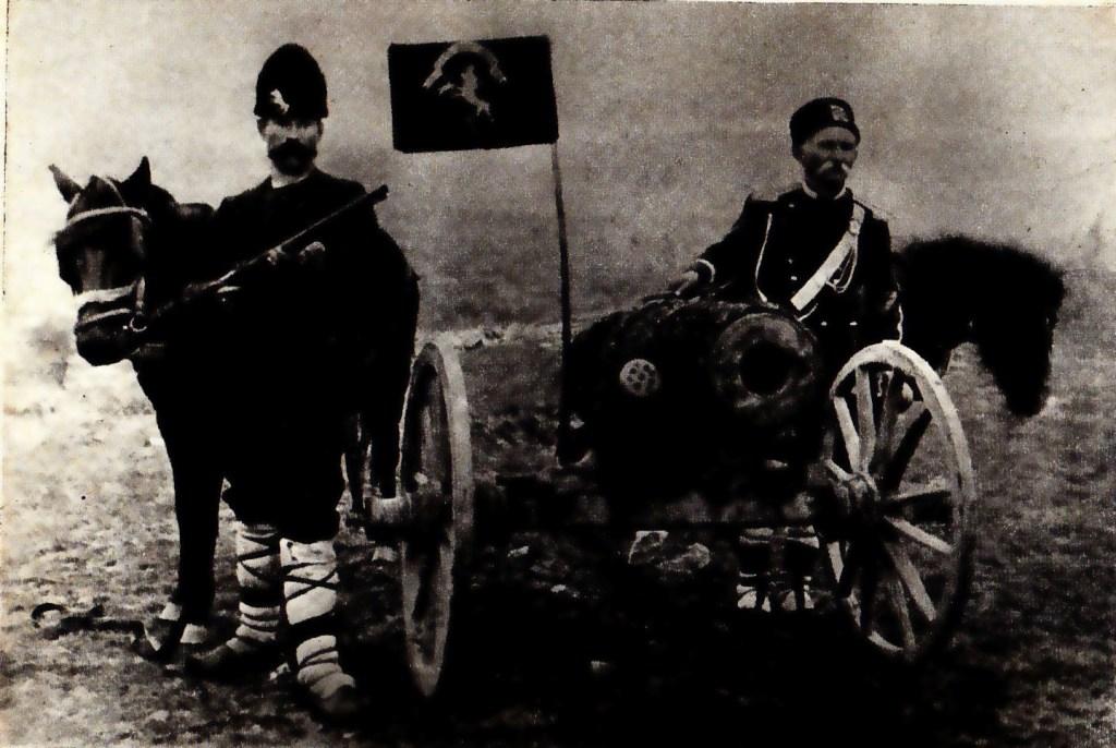 Стоил Финджеков и Атанас Узунов, въстаници от Панагюрище, снимка 1878 г. (източник: www.pzhistory.info)